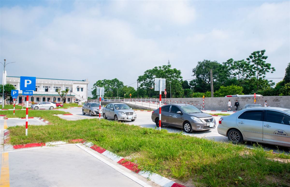 Xe tập lái ô tô trên sân sa hình