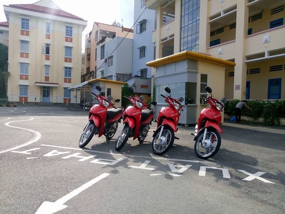 Xe máy tập lái hạng A1 xếp hàng trên sân